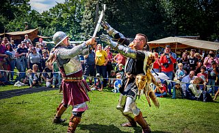 Sparrenburgfest 2025: Fliegt den Rittern wirklich das Blech weg, wenn sie ihre Schaukämpfe austragen? - Sarah Jonek Sparrenburgfest 2025: Fliegt den Rittern wirklich das Blech weg, wenn sie ihre Schaukämpfe austragen? - Sarah Jonek