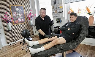 Arminen aufgepasst: In seinem Tattoo-Studio „Stay Loyal Ink“ bietet der Bielefelder David Hejosch (links) kostenlose Tattoos mit dem Gründungsjahr des DSC an. Arminia-Fan Paul hat pünktlich zum Finaleinzug zugeschlagen. - Peter Unger