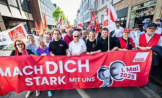 "Mach dich stark mit uns" ist das Motto, unter dem der DGB zur Maikundgebung im Ravensberger Park aufrief. Mit dabei: Unter anderem Oberbürgermeister Clausen und die Bundestagsabgeordnete Wiebke Esdar (beide SPD). - Barbara Franke "Mach dich stark mit uns" ist das Motto, unter dem der DGB zur Maikundgebung im Ravensberger Park aufrief. Mit dabei: Unter anderem Oberbürgermeister Clausen und die Bundestagsabgeordnete Wiebke Esdar (beide SPD). - Barbara Franke