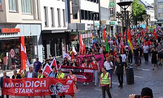 Mit klaren Forderungen für Arbeitnehmer: 400 Demonstranten ziehen durch die Innenstadt. - Julia Spiekerkötter