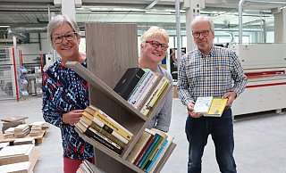 Brigitte Förster (v. l.), Gabi Teune und Thomas Rischmöller freuen sich, dass das elfte Vorlesefieber in der Lehrfabrik stattfindet. - Judith Gladow