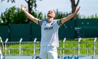 Hauptdarsteller im Häcker Wiehenstadion: Patrick Kurzen konnte als dreifacher Torschütze beim 4:2 gegen den SC Paderborn II seinen letzten Heimauftritt im Trikot des SV Rödinghausen in vollen Zügen genießen. - Joel Beinke Hauptdarsteller im Häcker Wiehenstadion: Patrick Kurzen konnte als dreifacher Torschütze beim 4:2 gegen den SC Paderborn II seinen letzten Heimauftritt im Trikot des SV Rödinghausen in vollen Zügen genießen. - Joel Beinke