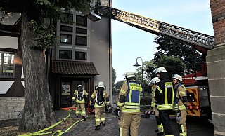 Mit der Drehleiter im engen Bereich zwischen Haus Böttrich und dem Amtsgericht Warburg agieren: eine Herausforderung. - Simone Flörke Mit der Drehleiter im engen Bereich zwischen Haus Böttrich und dem Amtsgericht Warburg agieren: eine Herausforderung. - Simone Flörke
