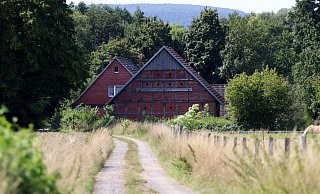 Der Hof befindet sich am Rande von Holzhausen nahe der Autobahn. MT-Foto: - Alex Lehn