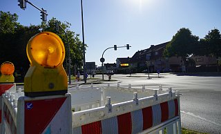 Aktuell gibt es nur Anzeichen einer Baustelle an der Benhauser Straße in Paderborn – bald soll die Straße großflächig erneuert werden. - Felix Schwien