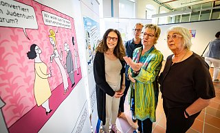 Ausstellungskuratorin Myriam Halberstam (v. l.) diskutiert mit Gerd Kurbjuhn von der VHS, der Antisemitismusbeauftragten Sylvia Löhrmann und Beate Ehlers einen Cartoon zu Verschwörungstheorien. - Sarah Jonek