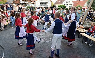 Zum fröhlichen Mittanzen lädt die Kindergruppe des Vereins Danzdeel Salzkotten ein. - Regina Brucksch