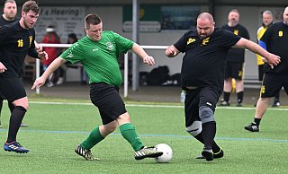 In der „Übergewichtigen Fußball-Liga NRW“ spielen Fußballer mit viel Körpermasse. Hier treffen die „Mendener Pfundskerle“ (in Grün) auf die „Big Boys Buschhausen“. - Dietmar Reker