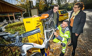 Tierparkleiter Benjamin Ibler und Barbara Chroyan (Amt für Verkehr) freuen sich über die neue ADAC-Rad-Reparatursäule in Olderdissen - und über Männer wie Sebastian Woidt, der als "gelber Engel" auch Fahrradpannenhilfe leistet. - Sarah Jonek