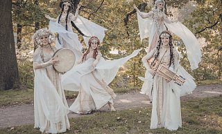 Mystik und Poesie vereinen die Quell-Nymphen bei ihrer Darbietung aus Tanz, Musik und Gesang an der Mittelfontäne im Kurpark. - Matthias Piekacz