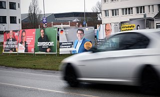 Vor der Werretalhalle (im Hintergrund) dürfen sich die Kandidaten auf Plakaten präsentieren. Im Gebäude selbst ist eine entsprechende Veranstaltung jetzt abgesagt worden. - Felix Eisele Vor der Werretalhalle (im Hintergrund) dürfen sich die Kandidaten auf Plakaten präsentieren. Im Gebäude selbst ist eine entsprechende Veranstaltung jetzt abgesagt worden. - Felix Eisele