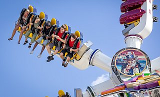 Auf der Kirmesmeile gibt es zu Libori in Paderborn neben den Fahrgeschäften ein Angebot an Essen und Getränken. - Niklas Tüns