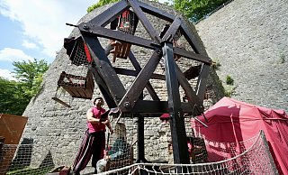 Marek Gralik (l.) hat das Riesenrad gebaut und bewegt es beim Sparrenburgfest in Bielefeld allein mit Muskelkraft. - Peter Unger Marek Gralik (l.) hat das Riesenrad gebaut und bewegt es beim Sparrenburgfest in Bielefeld allein mit Muskelkraft. - Peter Unger