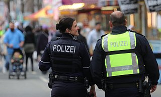 Damit die Menschen beim Hoeker-Fest friedlich feiern können, werden Polizei, Ordnungsdienst und Security-Kräfte unterwegs sein - und übrigens mehr als noch im Vorjahr. - Claus Frickemeier (Archiv)