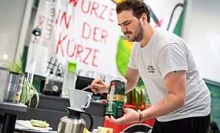 Für Frühstück und Zwischenmahlzeiten ist in einer Ecke des Hörsaals eine Küchen-Ecke eingerichtet: Hier werkelt Lars an der Kaffeemaschine. - Barbara Franke