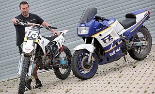 Bereit für das Motorsport-Spektakel: Der Löhner Dominik Schmidt mit den zwei Motorrädern für zwei verschieene Veranstaltungen an einem Rennwochenende. Die Husquarna FC 350 (links, für Motocross) und die Yamaha FZ 750 für das Strandrennen. - Egon Bieber