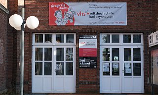 Die Volkshochschule Minden-Bad Oeynhausen hat ihre Kursgebühren je Unterrichtseinheit um einen Euro erhöht. Die benachbarte Volkshochschule in Löhne bietet viele Kurse deutlich günstiger an, als die heimische VHS. - Ulf Hanke