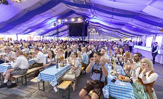 Perfekte Stimmung: 1.500 Mitarbeiterinnen und Mitarbeiter kamen zum Merkur-Oktoberfest auf Schloss Benkhausen zusammen. - Merkur Group / Oliver Krato