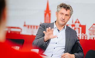 Der Paderborner Grünen-Bürgermeisterkandidat Frank Wolters im Interview mit der NW-Lokalchefin Viktoria Bartsch und dem NW-Redakteur Holger Kosbab. - BESIM MAZHIQI Der Paderborner Grünen-Bürgermeisterkandidat Frank Wolters im Interview mit der NW-Lokalchefin Viktoria Bartsch und dem NW-Redakteur Holger Kosbab. - BESIM MAZHIQI