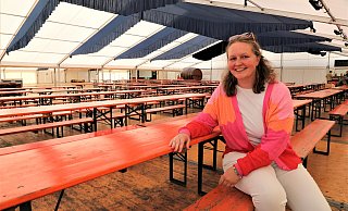 Kristina Imhoff auf den Bänken im Festzelt. Für sie ist es die fünfte Oktoberwoche in verantwortlicher Position. - Simone Flörke
