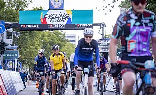 Mit Spaß sind die Fahrerinnen und Fahrer dabei: Das Foto stammt aus dem Rahmenprogramm 2024, der Cycling-Tour. - Henning Angerer