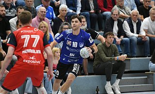 Starke Leistung: Spenges halbrechter Rückraumspieler Vincent Hofmann erzielte im Heimspiel gegen Lippe II acht Feldtore. In dieser Szene bereitet der Linkshänder die nächste Aktion vor. - Jürgen Krüger