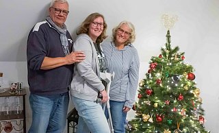 Familie Karlowitsch aus Versmold hat schwierige Jahre hinter sich. Tochter Lawenia (Mitte) überstand einen schweren Unfall und sprang dem Tod von der Schippe. Dass die Familie Weihnachten feiern kann, grenzt an ein Wunder. - Andre Schneider