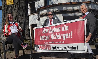 Finja Melina Bühler (l.) will Bürgermeisterin in Spenge werden. Unterstützt wird sie von Andreas Gittel und Christina Meyer - und einem Einhorn. Warum das Einhorn? "Wir sind die Einhornpartei", sagt Meyer. - Jan-Henrik Gerdener