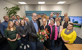 Der stellvertretende Kreisvorsitzende Steve Kuhlmann gratuliert Christiana Bauer zur Nominierung. Der Gratulation schließt sich der gesamte Kreisvorstand an. - Oliver Krato