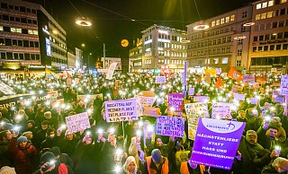 Die Abschlusskundgebung auf dem Bielefelder Jahnplatz. Gut 20.000 Menschen, so die Schätzung, haben am Freitagabend gegen rechts demonstriert. - Sarah Jonek Die Abschlusskundgebung auf dem Bielefelder Jahnplatz. Gut 20.000 Menschen, so die Schätzung, haben am Freitagabend gegen rechts demonstriert. - Sarah Jonek