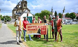 Bürgermeister Burkhard Schwuchow (v. l.), Nobby Morkes (Anno-Events), Paul und Marita Brune (beide Cohors Burana), Alexander Menke (Stadtmarketing Büren) sowie Heinz Franke und Herbert Sylla (beide Cohors Burana) laden zum Mittelaltermarkt ein. - Stadt Büren
