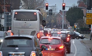 Ein Bild von der Kreuzung Brenkhäuser Straße/ B 64 in Höxter, wo es sich häufiger staut. - Thomas Kube