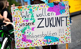 Jugendliche in Löhne wollen ihre Zukunft mitgestalten. Die Erwartungen an den neuen Bürgermeister sind groß. - picture alliance/dpa Jugendliche in Löhne wollen ihre Zukunft mitgestalten. Die Erwartungen an den neuen Bürgermeister sind groß. - picture alliance/dpa