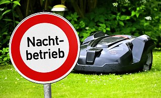 Kommt das Nachtfahrverbot für Mähroboter in Gütersloh nun doch nicht? - Symbolfoto/picture alliance
