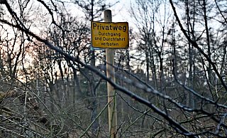 Mitten in der Barriere ist ein Pfahl mit dem Hinweisschild angebracht, dass Durchgang und -fahrt verboten sind. - Gunter Held