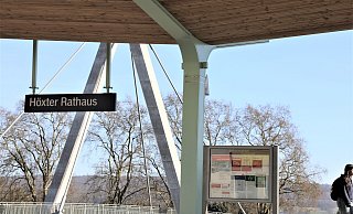 Noch fehlt vorn am Haltepunkt Höxter-Rathaus eine Anzeigentafel. - Simone Flörke