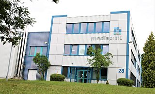 Statiker haben das teilweise schwer beschädigte Hallendach am Hauptgebäude des Paderborner Unternehmens Mediaprint Solutions geprüft. - Rajkumar Mukherjee Statiker haben das teilweise schwer beschädigte Hallendach am Hauptgebäude des Paderborner Unternehmens Mediaprint Solutions geprüft. - Rajkumar Mukherjee