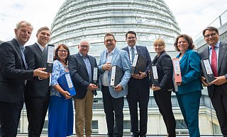 Kurz vor der Übergabe: Hermann Dedert (v.l.), Rocco Wilken, Kirsten Lehbrink, Jens Köster, Stefan Schwartze, Joachim Ebmeyer, Maja Völlers, Kerstin Vieregge, Oliver Vogt. - Privat