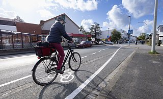 Unter anderem auf Höhe des Aldi- und Rewe-Marktes in Schloß Neuhaus gibt es nun den Schutzstreifen für Radfahrer. - Niklas Tüns