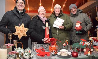 Markus Höhne, Christiane Hoffmann, Sarai Hanning und Raphael Peters (v. l.) haben am Trödelstand der Schützen wieder eine Menge zu bieten. - Karin Prignitz