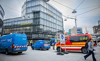 Einsatzkräfte stehen am Freitag, 14. Dezember, auf dem Bielefelder Jahnplatz. - Sarah Jonek