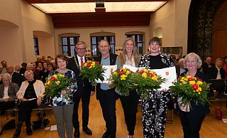 Kulturnadelträgerin Doris Roach (v.l.), Bürgermeister Michael Dreier, Kulturnadelträger Rainer Schallenberg, Kulturnadelträgerinnen Lea Hansjürgen und Johanna Leifeld sowie Laudatorin Simone Probst. - Julia Spiekerkötter