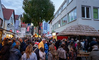 Die Lange Straße in Lübbecke war am Freitagabend rappelvoll - bis der Regen einsetzte. - David Scholtissek
