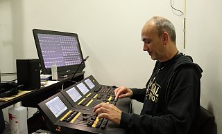 Mathias Trojahn bedient das Lichtpult in der Werretalhalle. Der Veranstaltungstechniker sorgt dafür, dass das Licht auf der Bühne so passt, dass die Zuschauer in die Aufführungen einfach eintauchen können. - Judith Gladow