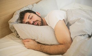 Guter Schlaf ist bei hohen Temperaturen eine große Herausforderung für viele Menschen. - Symbolbild: Pexels Guter Schlaf ist bei hohen Temperaturen eine große Herausforderung für viele Menschen. - Symbolbild: Pexels
