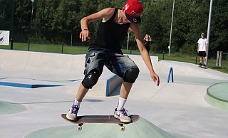 Jonathan Tissen aus Detmold führt im Kreis Gütersloh ein paar Tricks mit dem Skateboard vor. - Sigurd Gringel