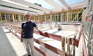 Hans-Jürgen Stern, Prokurist der Bielefelder Bäder GmbH, führt durch den Rohbau des Kombibades in Jöllenbeck. - Peter Unger