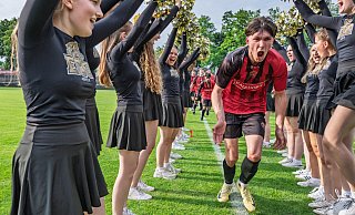 Diesmal bejubeln Doppeltorschütze Max Langanki und die Fußballer des Evangelisch-Stiftischen Gymnasiums Gütersloh den Sieg beim traditionellen Abi-Duell. - Stefan Derschum Diesmal bejubeln Doppeltorschütze Max Langanki und die Fußballer des Evangelisch-Stiftischen Gymnasiums Gütersloh den Sieg beim traditionellen Abi-Duell. - Stefan Derschum