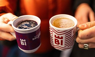 Ende November kann in den Innenstädten wieder Glühwein getrunken werden. Die meisten Weihnachtsmärkte in OWL starten bereits Ende November. - Archivfoto: Oliver Krato