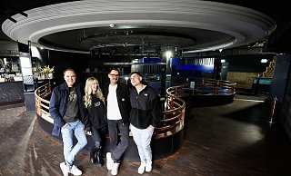 Nico Thebille (Betreiber Café Europa), Emma Arlt, Julius Wapelhorst (Content Manager) und Peter Daletzki (Betreiber Café Europa) freuen sich schon: Zum ersten Mal öffnet der Kult-Club seine Türen schon zur Kaffeezeit. - Peter Unger